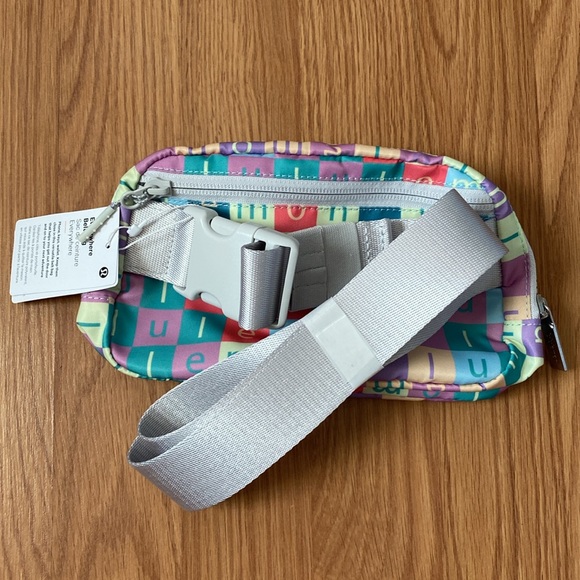 ❤️ Lululemon Checkered Moment Mini Multi/Vapor Everywhere Belt Bag NWT - Picture 4 of 6